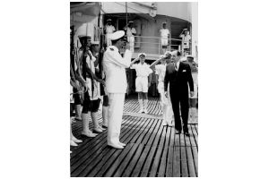 90 Ambasadör i Washington Hubert de Besche hälsas välkommen vid besöket i Honolulu.jpg